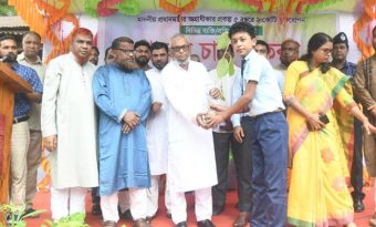 সিলেটে শিক্ষার্থীদের মধ্যে গাছের চারা বিতরণ শ্রমমন্ত্রীর