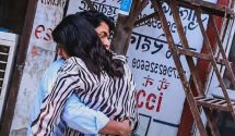 বিচারকের সামনেই ডিভোর্সের কাগজ ছিঁড়ে স্বামীকে জড়িয়ে ধরলেন স্ত্রী