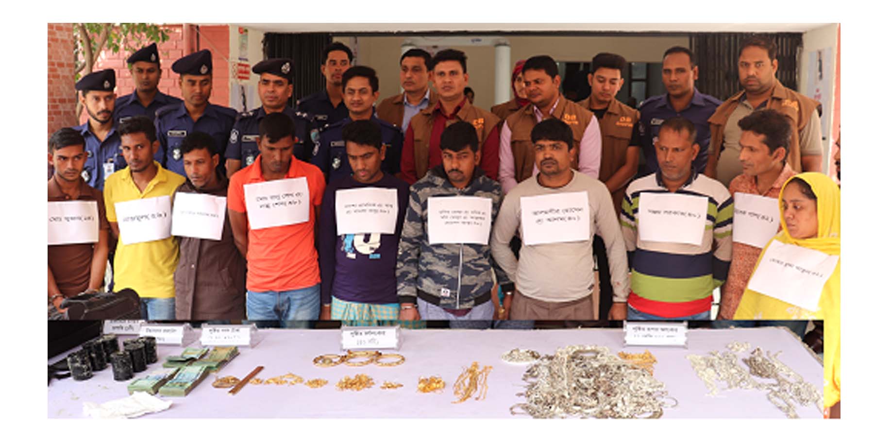 গাজীপুরে সোনার দোকানে ডাকাতি,অলংকারসহ গ্রেফতার-১০