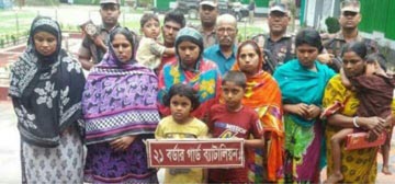 মহেশপুর সীমান্ত দিয়ে ভারত থেকে বাংলাদেশে ঢুকছে এরা কারা