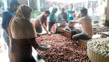 ঝিনাইদহে বেড়েই চলেছে পেঁয়াজের দাম