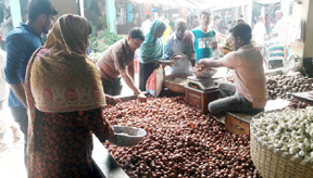 ঝিনাইদহে পিঁয়াজে আগুন কেজি ২০০ টাকা, ক্ষুব্ধ সাধারণ মানুষ!