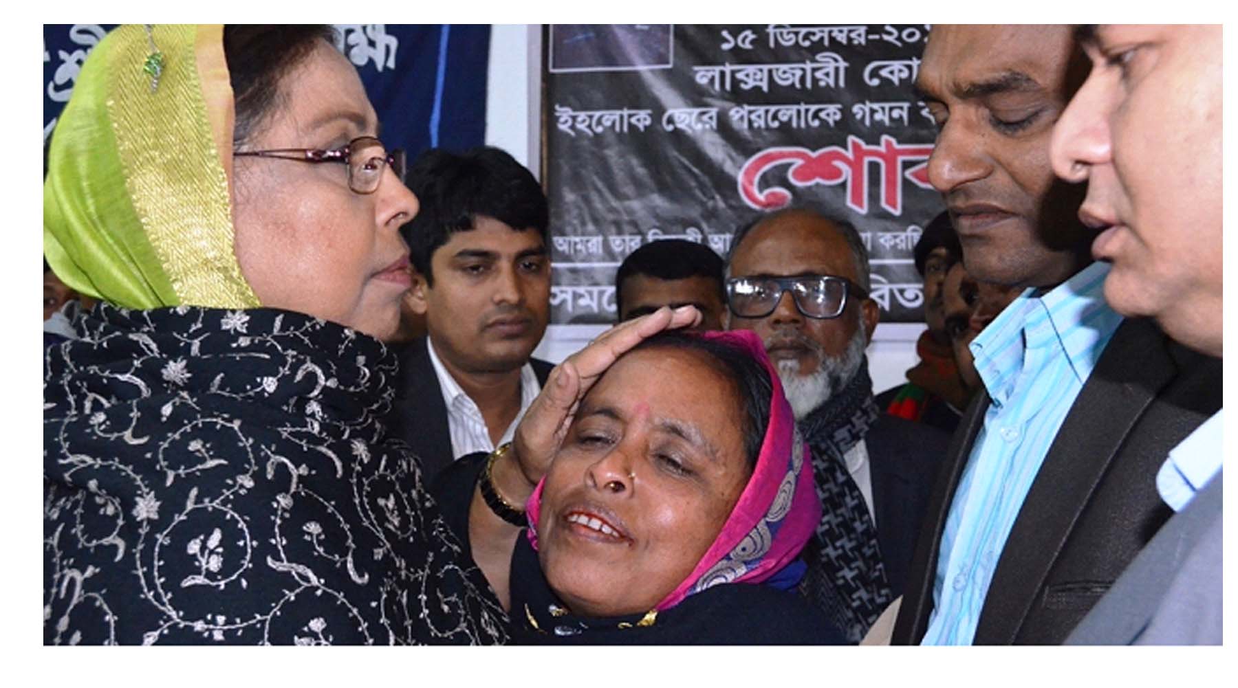 গাজীপুরে  অগ্নিকান্ডে নিহতদের পরিবারকে চুমকি’র আর্থিক সহায়তা প্রদান