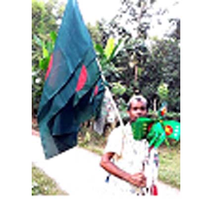 পতাকা বিক্রেতা মোবারক পথে পথে শোনান মুক্তিযুদ্ধের গল্প