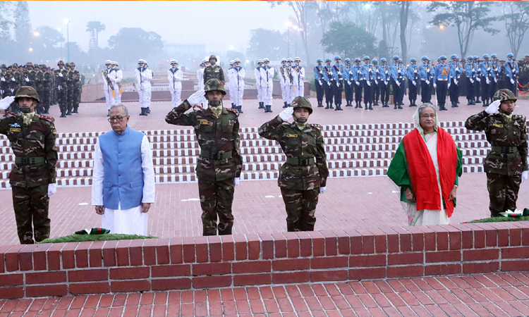 স্মৃতিসৌধে ফুল দিয়ে শহীদদের প্রতি রাষ্ট্রপতি ও প্রধানমন্ত্রীর বিনম্র শ্রদ্ধা
