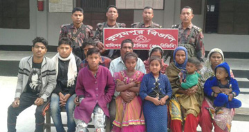 অবৈধ ভাবে বাংলাদেশে প্রবেশকালে আরও ১২ জন আটক