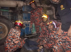 কালীগঞ্জে ট্রাক উল্টে যাত্রীবাহী ভ্যানের ওপর পড়ে ২ জন নিহত