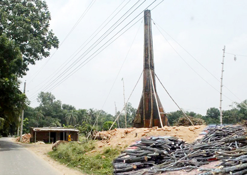 শৈলকুপায় ইটভাটায় পুড়ছে কাঠ : পরিবেশ বিপর্যয়ের শঙ্কা
