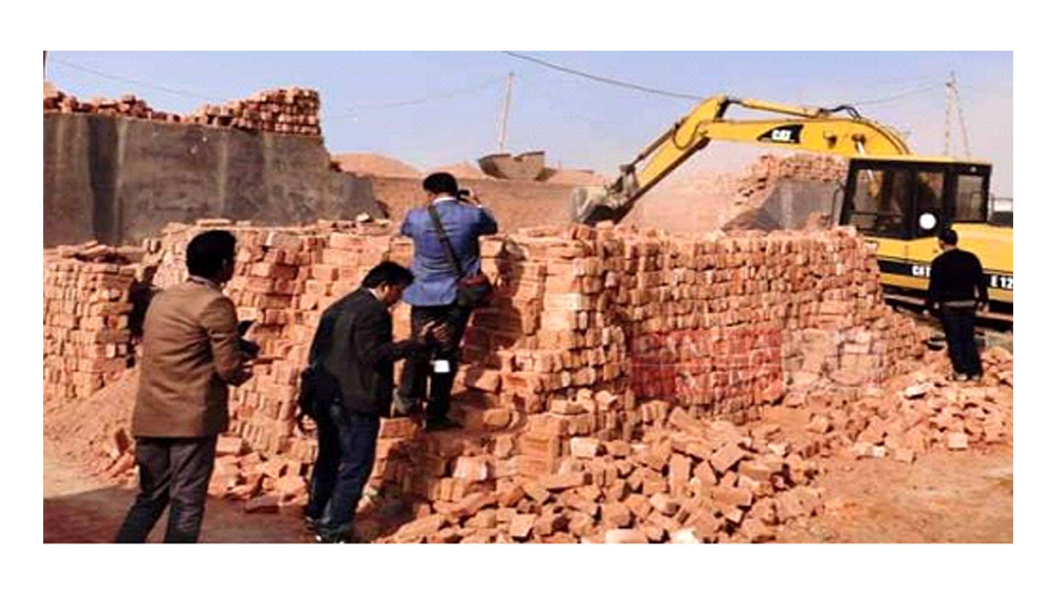 কালিয়াকৈরে ৫টি অবৈধ ইটভাটা ভেঙ্গে দিয়েছে ভ্রাম্যমান আদালত