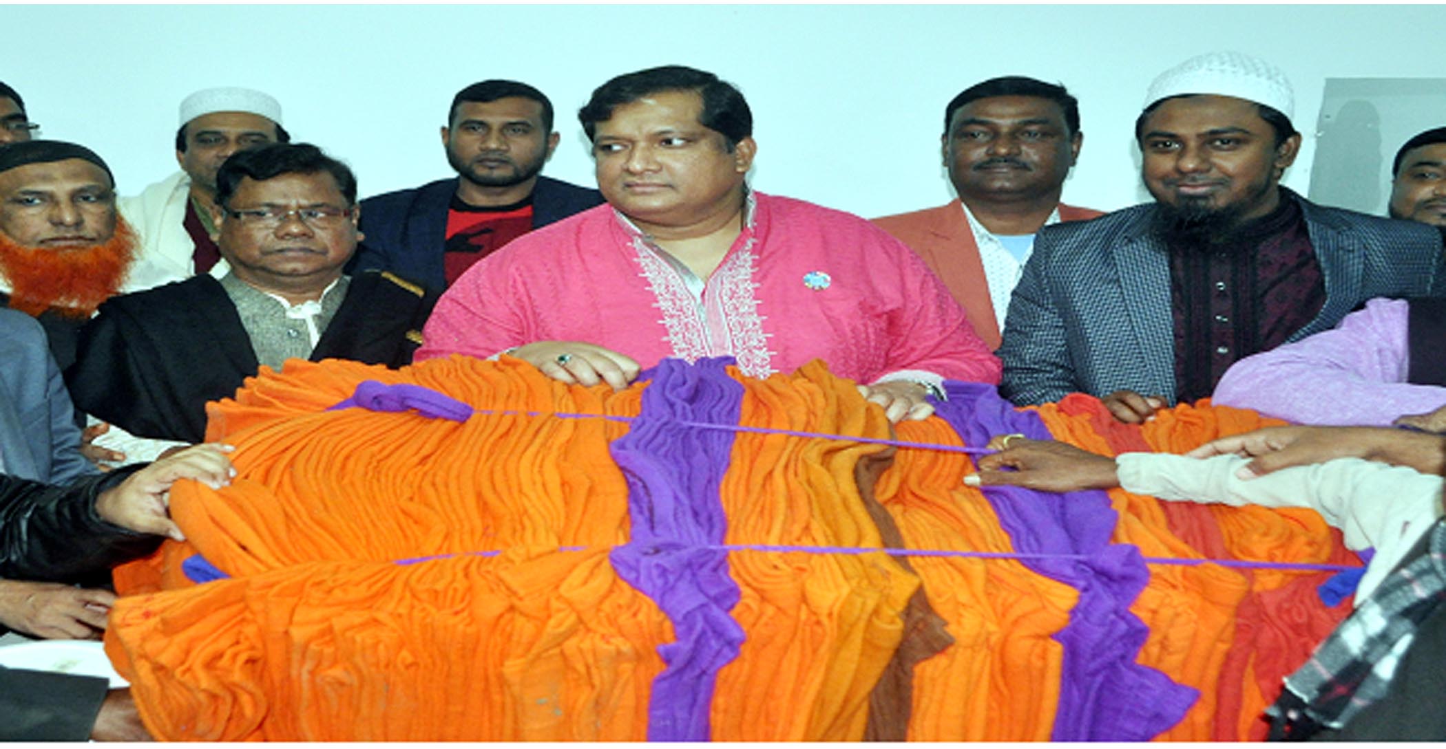 গাজীপুরে শীতার্থ মানুষের মাঝে কম্বল বিতরণ