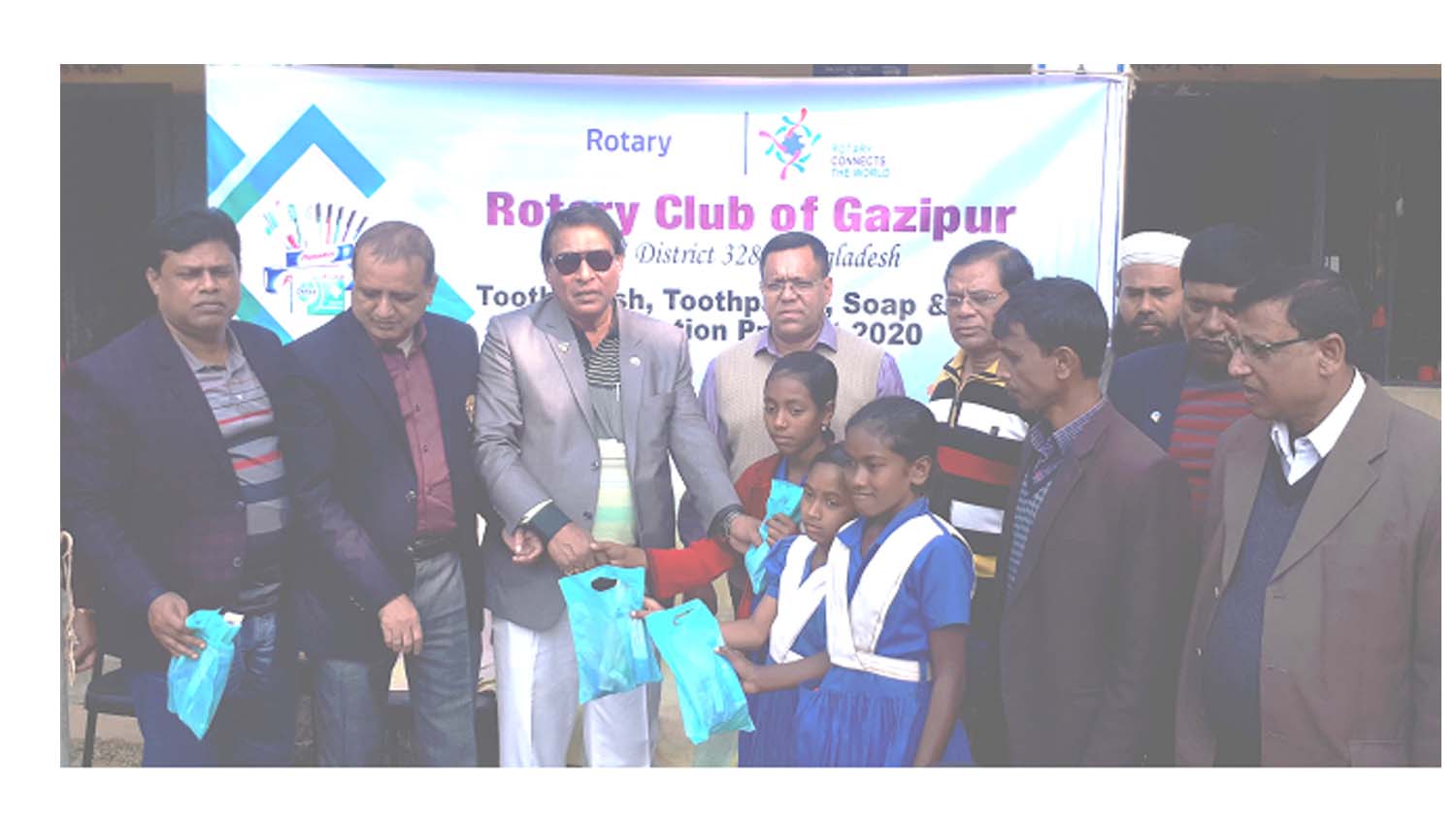 গাজীপুরে শিক্ষার্থীদের মাঝে নানা সামগ্রী বিতরণ