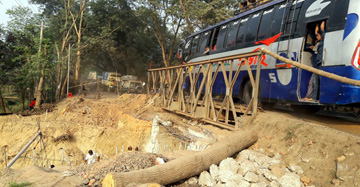 মহাদুর্ভোগ আর অসহ্য যন্ত্রনার আরেক নাম হচ্ছে ঝিনাইদহের ছালাভরা