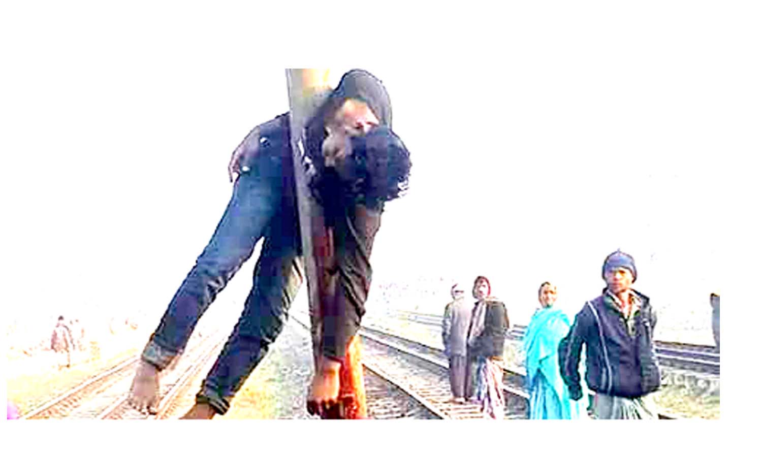 গাজীপুরে খুঁটির সঙ্গে ধাক্কায় চলন্ত ট্রেনের যাত্রী নিহত