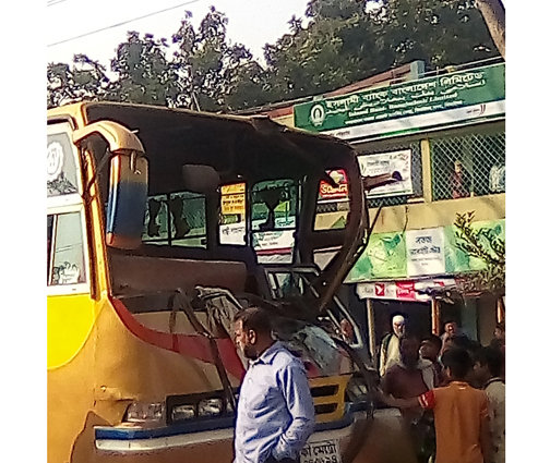 ঝিনাইদহ বাসের ধাক্কায় নিহত ১, আহত ১