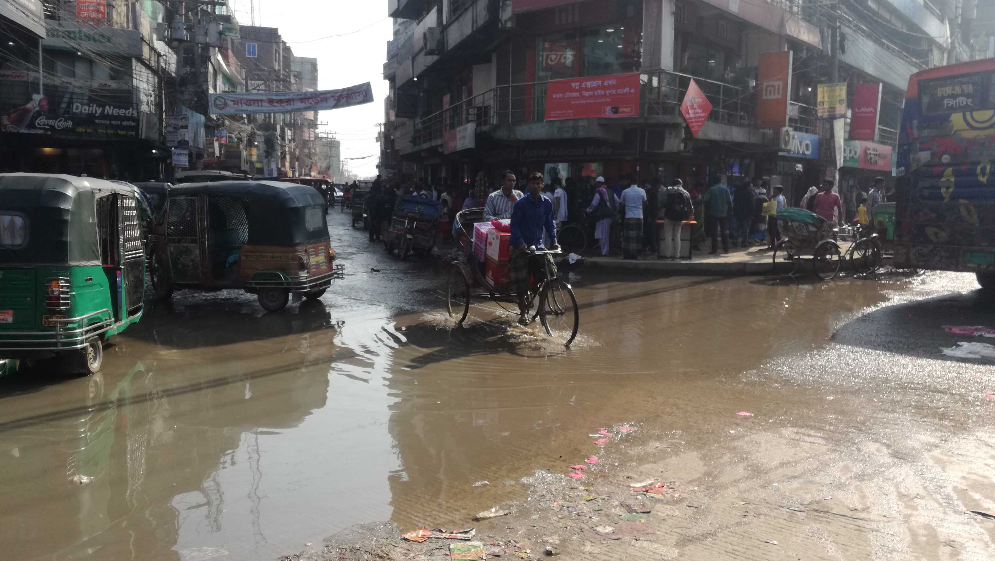শ্রীপুরের মাওনা চৌরাস্তায় জলাবদ্ধতায় দুর্ভোগ চরমে…