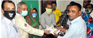 করোনা : টঙ্গীতে স্বাস্থ্য সামগ্রী বিতরণ