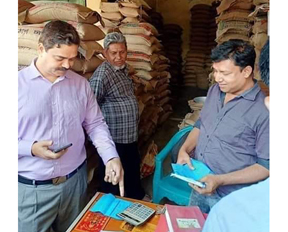 ঝিনাইদহের অস্থির নিত্য প্রয়োজনীয় জিনিস মাঠে নেমেছেন ডিসি