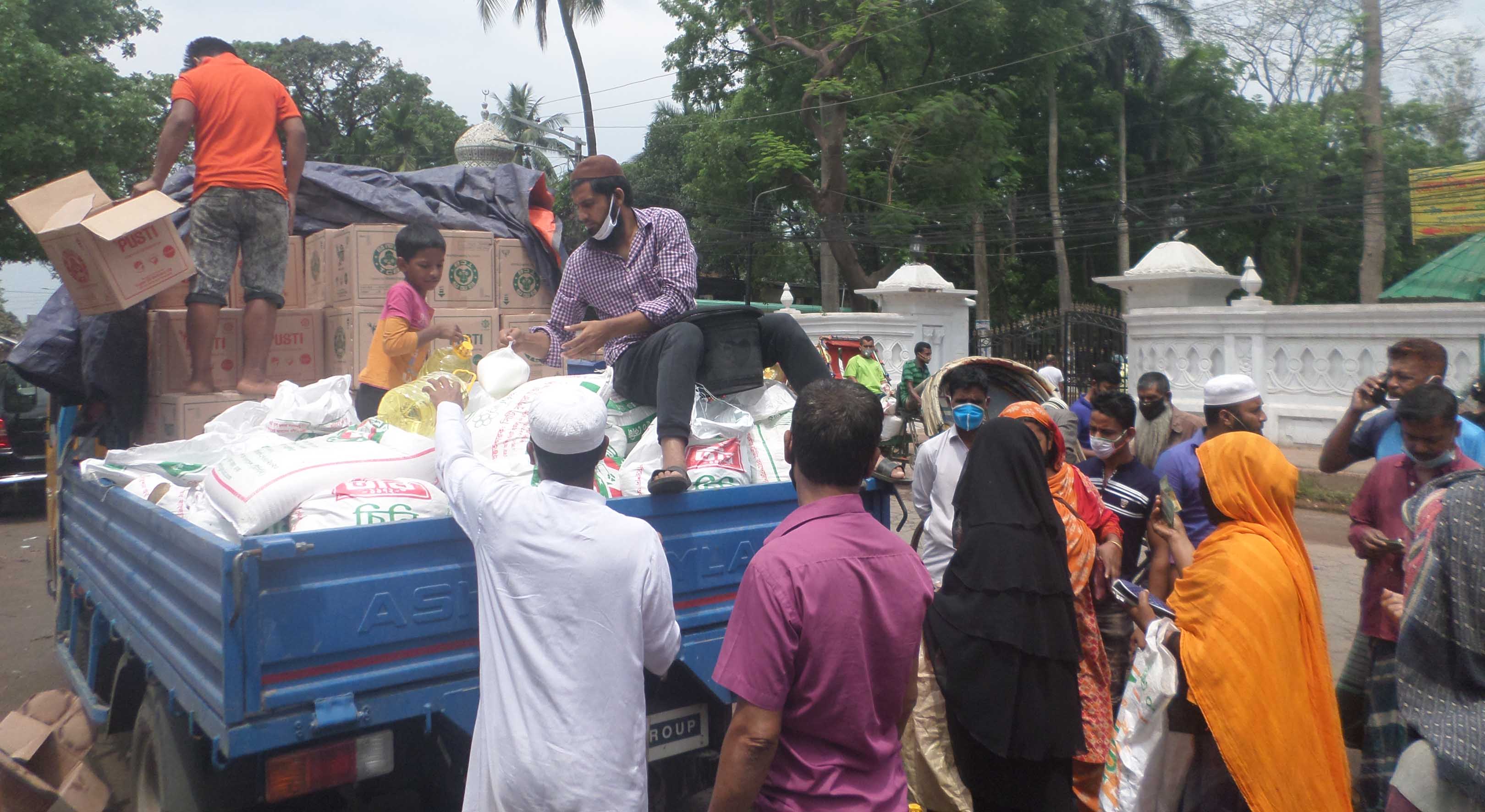 গাজীপুরে খোলাবাজারে ন্যায্য মূল্যে তেল, চিনি, ডাল, ছোলা বিক্রি শুরু করেছে টিসিবি