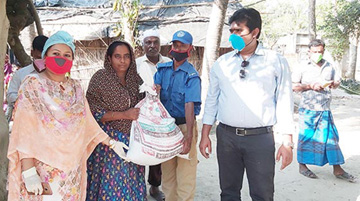 হরিণাকুন্ডু উপজেলা পরিষদ খাদ্যসামগ্রী বিতরণ