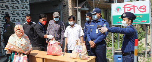 ঝিনাইদহে করোনার প্রভাবে খেটে খাওয়া মানুষের মাঝে সিও সংস্থার খাদ্য সামগ্রী বিতরণ