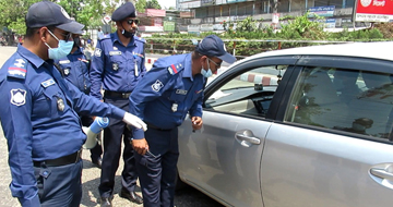 ঝিনাইদহে করোনা প্রতিরোধে পুলিশের চেকপোস্ট
