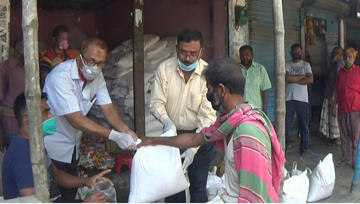 ঝিনাইদহে ১০ দিনের খাবার পেল ২ শতাধিক পরিবার