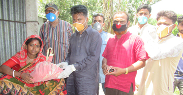 ঝিনাইদহে খেটে খাওয়া  মানুষের মাঝে খাদ্য সামগ্রী বিতরণ