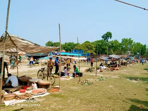 করোনা থেকে রক্ষা পেতে ঝিনাইদহের হলিধানীর কাঁচা বাজার হাইস্কুল মাঠে স্থানান্তর