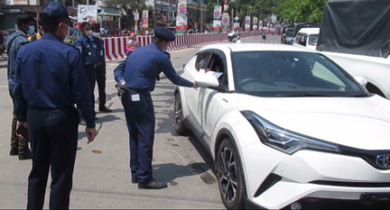 ঝিনাইদহ জেলা পুলিশ সামাজিক দুরত্ব বজায় রাখতে কঠোর অবস্থানে