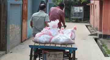 পার্বতীপুরে মানবতার ফেরিওয়ালা আওয়ামীলীগ নেতা শাহীন আলম