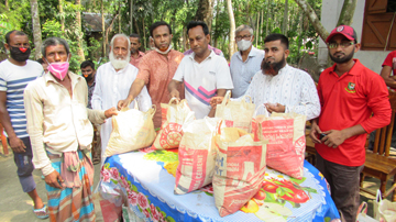 ঝিনাইদহে ৪ শতাধিক অসহায়, হতদরিদ্র মানুষের মাঝে খাদ্য ও ঈদসামগ্রী বিতরণ