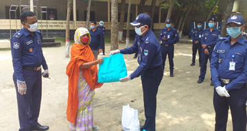 ঝিনাইদহে প্রতিবন্ধী, বিধবা ও অসহায় মানুষের মাঝে জেলা পুলিশের খাদ্যসামগ্রী বিতরণ