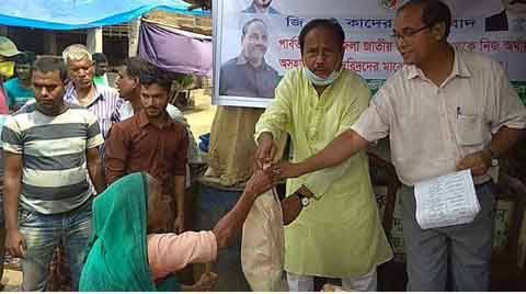 পার্বতীপুরে জাতীয় পার্টির খাদ্যের প্যাকেট পেলো শতাধিক পরিবার