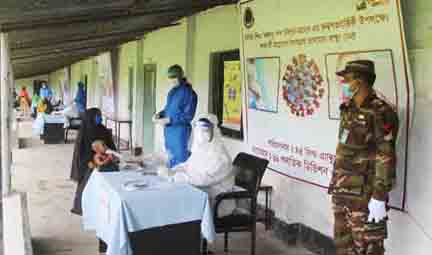 পার্বতীপুরে সেনাবাহিনীর উদ্যোগে বিনামূল্যে ভ্রাম্যমান স্বাস্থ্যসেবা ও ওষুধ প্রদান