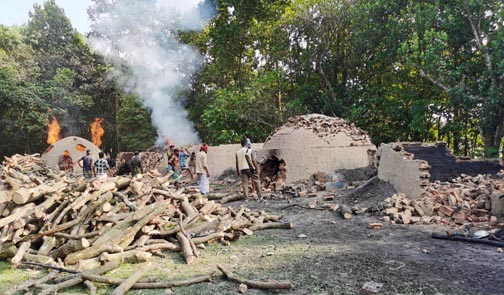 গাজীপুর পরিবেশ অধিদপ্তরের অভিযান : কয়লা তৈরির ১৭টি চুল্লি ধ্বংস