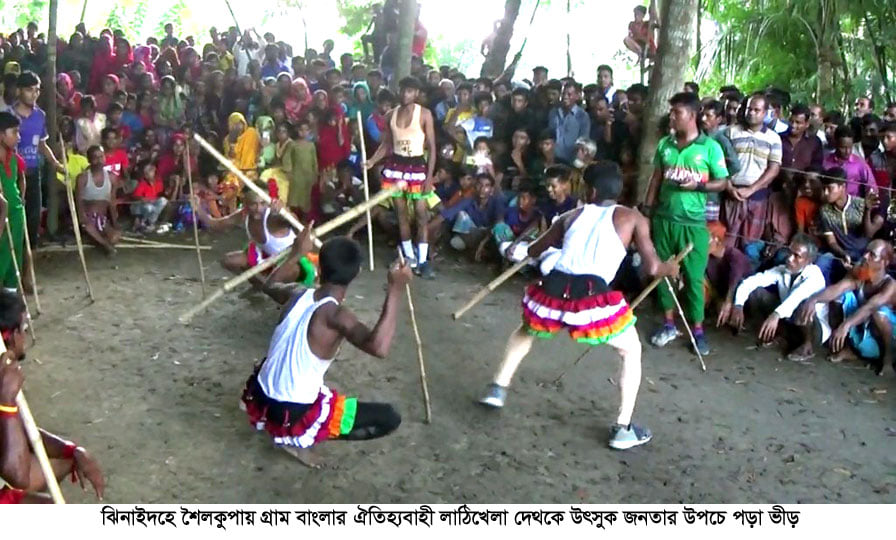শৈলকুপা ফুলহরি গ্রামে লাঠি খেলা দেখতে উৎসুক জনতার ভীড়
