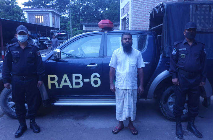 মহেশপুর সীমান্তে কুখ্যাত চাঁদাবাজ ও ফেন্সিডিলসহ গাঁজা আটক