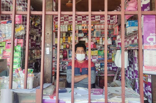 জয়দেবপুর জংশনে খাঁচায় বন্দী ব্যবসায়ীদের আর্তনাদ