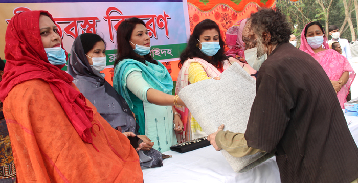 ঝিনুকমালা আবাসনে লেডিস ক্লাবের কম্বল বিতরণ