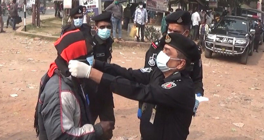 ঝিনাইদহ শহরের বিভিন্ন স্থানে র‌্যাব-৬’র পক্ষ থেকে মাস্ক বিতরণ