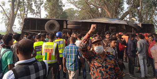 কালীগঞ্জে মর্মান্তিক সড়ক দুর্ঘটনায় পাঁচ বাবার স্বপ্ন ট্রাকের চাপায় পিষ্ট