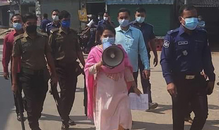 হরিণাকুন্ডুতে মহামারি করোনা প্রতিরোধে রাস্তায় ইউএনও