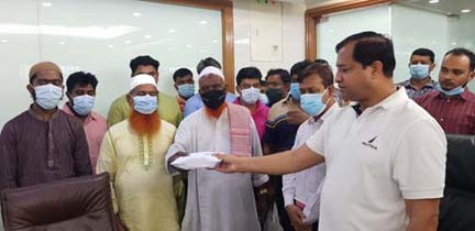 সড়ক দূর্ঘটনায় নিহত উপ-সহকারী প্রকৌশলীর পরিবারকে মেয়রের আর্থিক সহায়তা প্রদান