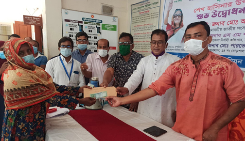 ঝিনাইদহে ৫’শ হতদরিদ্র পরিবারের মাঝে প্রধানমন্ত্রীর উপহার বিতরণ