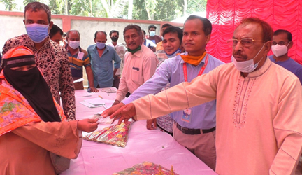 ঝিনাইদহে হতদরিদ্রের মাঝে প্রধানমন্ত্রীর উপহার বিতরণ