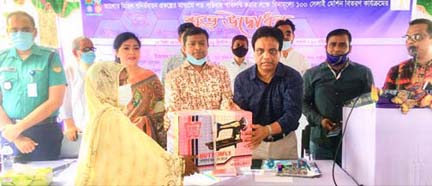 টঙ্গীতে দরিদ্রদের মাঝে বিনামূল্যে সেলাই মেশিন বিতরণ