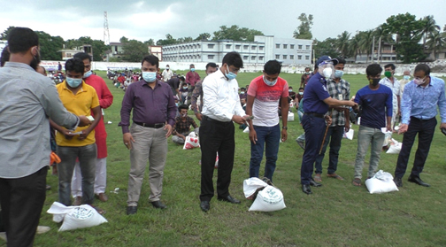 ঝিনাইদহে ৬’শ ইজিবাইক চালকদের মাঝে খাদ্যসামগ্রী বিতরণ