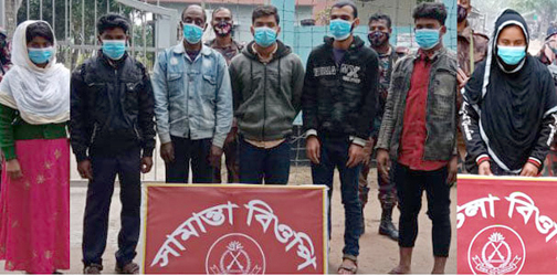 অবৈধভাবে ভারতে প্রবেশকালে মহেশপুর সীমান্তে বিজিবির হাতে আটক ৮