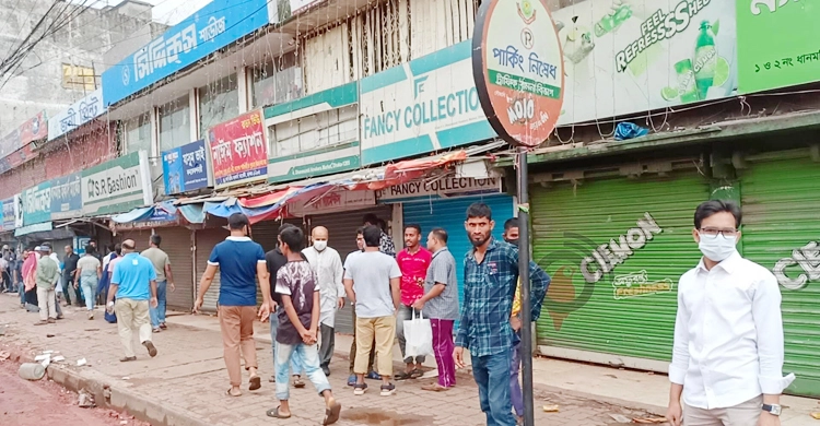 নিউমার্কেটে দোকান খোলার অপেক্ষায় ব্যবসায়ীরা