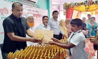 নড়াইলে ১৪৩ শিক্ষার্থীর হাতে মেধাবৃত্তি তুলে দিলেন অতিরিক্ত আইজিপি